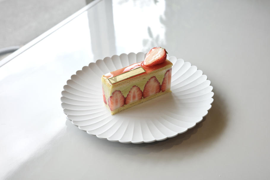 都内5つ星ホテル出身。地元にオープンした「ATELIER Y（アトリエ ワイ）」, まるでここはお菓子の美術館。こだわり抜いたお菓子と内装, 見た目だけではない。素材の味をダイレクトに感じるケーキの数々, お客さんの声から生まれたクレープも見逃せない
