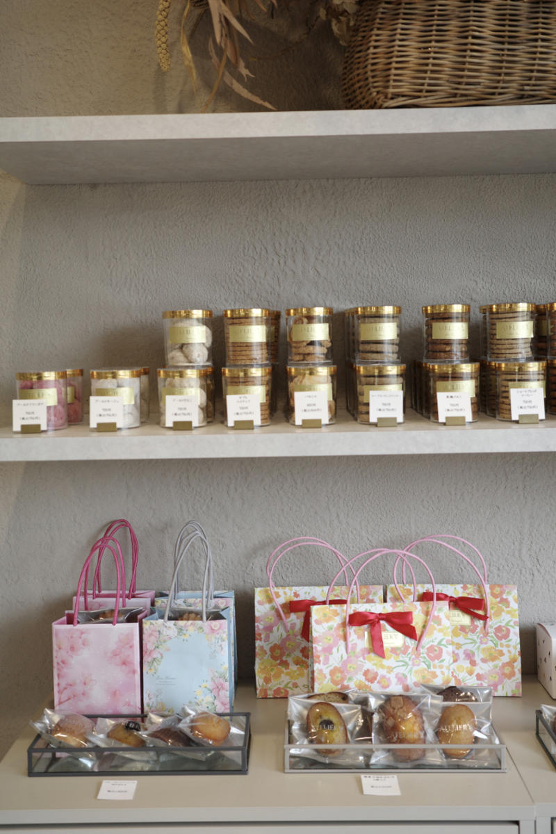 都内5つ星ホテル出身。地元にオープンした「ATELIER Y（アトリエ ワイ）」, まるでここはお菓子の美術館。こだわり抜いたお菓子と内装, 見た目だけではない。素材の味をダイレクトに感じるケーキの数々, お客さんの声から生まれたクレープも見逃せない