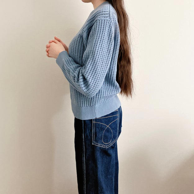 無印良品で、コスパばつぐんの「春トップス」を見つけました！, ほんのり肌が透ける、メッシュ生地のトップスです。, 洗濯機でガシガシ洗えるのがうれしい！, 着用感は、普段選ぶサイズでちょうどよかったです。, 春の寒暖差対策にぴったりです。