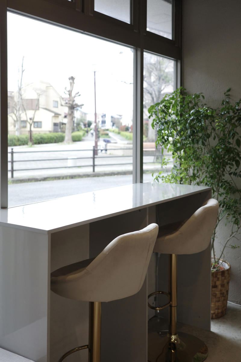 都内5つ星ホテル出身。地元にオープンした「ATELIER Y（アトリエ ワイ）」, まるでここはお菓子の美術館。こだわり抜いたお菓子と内装, 見た目だけではない。素材の味をダイレクトに感じるケーキの数々, お客さんの声から生まれたクレープも見逃せない