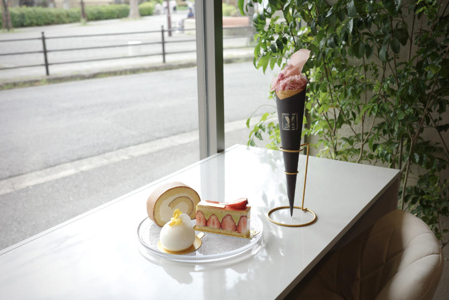 都内5つ星ホテル出身。地元にオープンした「ATELIER Y（アトリエ ワイ）」, まるでここはお菓子の美術館。こだわり抜いたお菓子と内装, 見た目だけではない。素材の味をダイレクトに感じるケーキの数々, お客さんの声から生まれたクレープも見逃せない