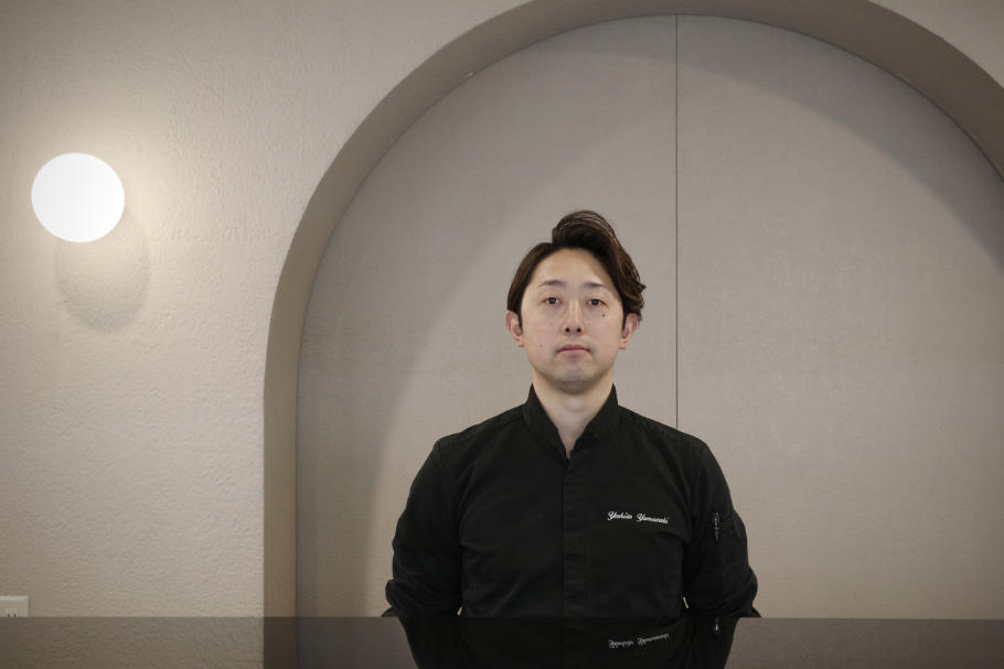 都内5つ星ホテル出身。地元にオープンした「ATELIER Y（アトリエ ワイ）」, まるでここはお菓子の美術館。こだわり抜いたお菓子と内装, 見た目だけではない。素材の味をダイレクトに感じるケーキの数々, お客さんの声から生まれたクレープも見逃せない