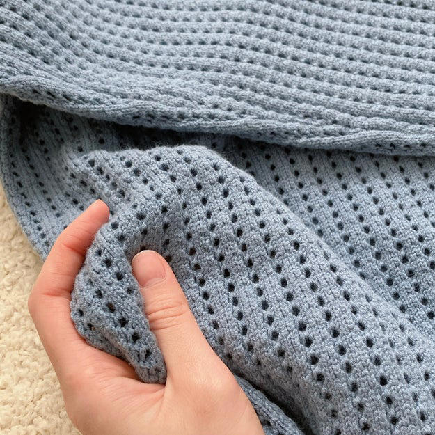 無印良品で、コスパばつぐんの「春トップス」を見つけました！, ほんのり肌が透ける、メッシュ生地のトップスです。, 洗濯機でガシガシ洗えるのがうれしい！, 着用感は、普段選ぶサイズでちょうどよかったです。, 春の寒暖差対策にぴったりです。