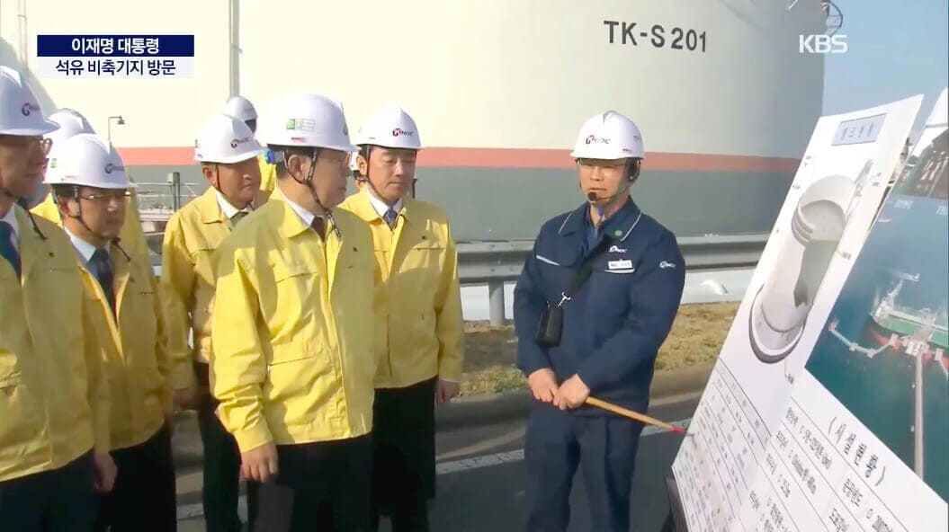 ＜石油の9割をホルムズ経由で輸入する韓国が、深刻なエネルギー危機に。政府の対応は後手に回り続けている＞, 26隻が足止め、交渉手段なし, ソウルのガソリンは2000ウォン超え, 公共機関は自動車利用を1日おきに規制, 高齢者の公共交通無料を見直しも？, 政府が八方手を尽くすなか、備蓄原油が海外流出, 補正予算可決も「選挙向けばらまき」の批判, 石油備蓄基地を訪れた李在明大統領