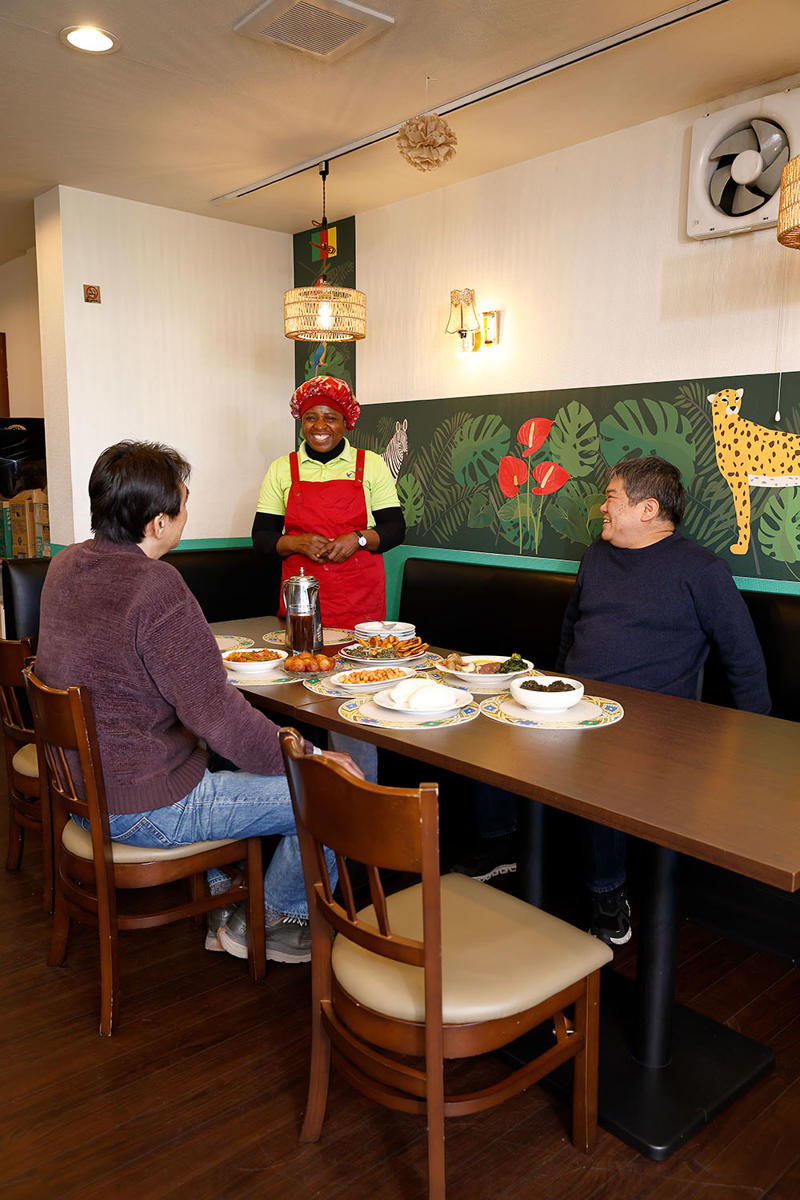 カメルーン料理のキモは「出汁」だった『DELICE INTERCONTINENTAL RESTAURANT AND BAR』【蒲生】, リベリア×フィリピン夫妻が営むアフリカンスーパー『T.E.D.S International Food Store Soka Saitama』【草加】, ガーナ料理の決め手は旨辛調味料「シト」！『Amazing Grace』【新田】, いかにしてコミュニティーが形成されていったのか, 明るく元気なパワーの源、アフリカ料理の魅力とは？