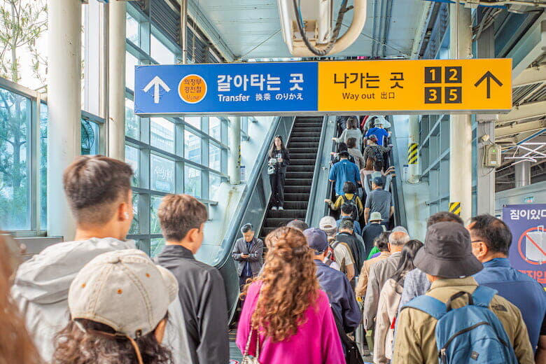 ＜石油の9割をホルムズ経由で輸入する韓国が、深刻なエネルギー危機に。政府の対応は後手に回り続けている＞, 26隻が足止め、交渉手段なし, ソウルのガソリンは2000ウォン超え, 公共機関は自動車利用を1日おきに規制, 高齢者の公共交通無料を見直しも？, 政府が八方手を尽くすなか、備蓄原油が海外流出, 補正予算可決も「選挙向けばらまき」の批判, 石油備蓄基地を訪れた李在明大統領