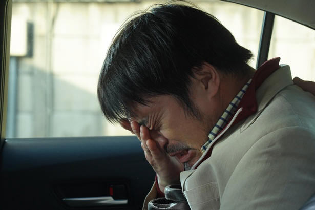 “夫婦同部署”はご法度…刑事であり続けるための秘密の同居生活, 元担任教師が起こしたトラブルと、誠が抱える5年前の未解決事件, “お祝い”という言葉の違和感…誠と明日香の刑事の勘が警鐘を鳴らす, 取調室での対峙　“お祝い”の言葉に隠された真実, 佐藤二朗＆橋本愛の夫婦関係に「パワーバランスが絶妙」「おもしろすぎ」と称賛の声