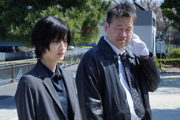 “夫婦同部署”はご法度…刑事であり続けるための秘密の同居生活, 元担任教師が起こしたトラブルと、誠が抱える5年前の未解決事件, “お祝い”という言葉の違和感…誠と明日香の刑事の勘が警鐘を鳴らす, 取調室での対峙　“お祝い”の言葉に隠された真実, 佐藤二朗＆橋本愛の夫婦関係に「パワーバランスが絶妙」「おもしろすぎ」と称賛の声