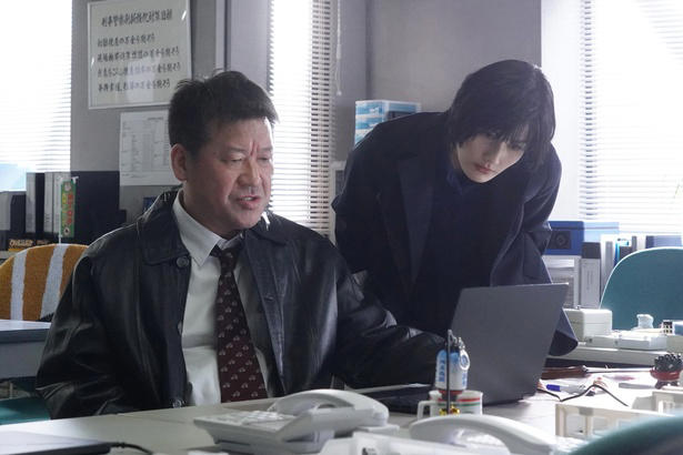 “夫婦同部署”はご法度…刑事であり続けるための秘密の同居生活, 元担任教師が起こしたトラブルと、誠が抱える5年前の未解決事件, “お祝い”という言葉の違和感…誠と明日香の刑事の勘が警鐘を鳴らす, 取調室での対峙　“お祝い”の言葉に隠された真実, 佐藤二朗＆橋本愛の夫婦関係に「パワーバランスが絶妙」「おもしろすぎ」と称賛の声