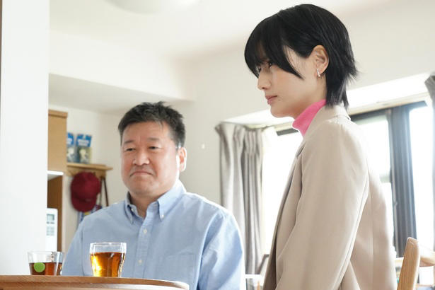 “夫婦同部署”はご法度…刑事であり続けるための秘密の同居生活, 元担任教師が起こしたトラブルと、誠が抱える5年前の未解決事件, “お祝い”という言葉の違和感…誠と明日香の刑事の勘が警鐘を鳴らす, 取調室での対峙　“お祝い”の言葉に隠された真実, 佐藤二朗＆橋本愛の夫婦関係に「パワーバランスが絶妙」「おもしろすぎ」と称賛の声