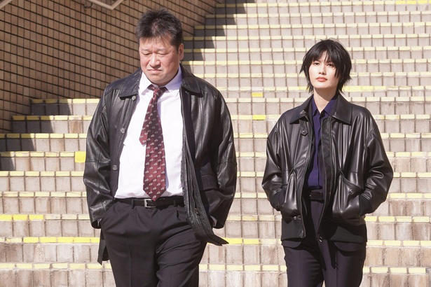 “夫婦同部署”はご法度…刑事であり続けるための秘密の同居生活, 元担任教師が起こしたトラブルと、誠が抱える5年前の未解決事件, “お祝い”という言葉の違和感…誠と明日香の刑事の勘が警鐘を鳴らす, 取調室での対峙　“お祝い”の言葉に隠された真実, 佐藤二朗＆橋本愛の夫婦関係に「パワーバランスが絶妙」「おもしろすぎ」と称賛の声