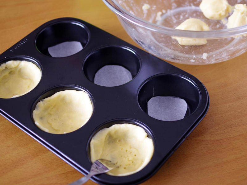 ホットケーキミックスで作る抹茶チーズタルト, タルト生地を作る, 生地をマフィン型に敷き詰める, 黒豆を入れて抹茶生地を流し入れる, ワンポイントアドバイス