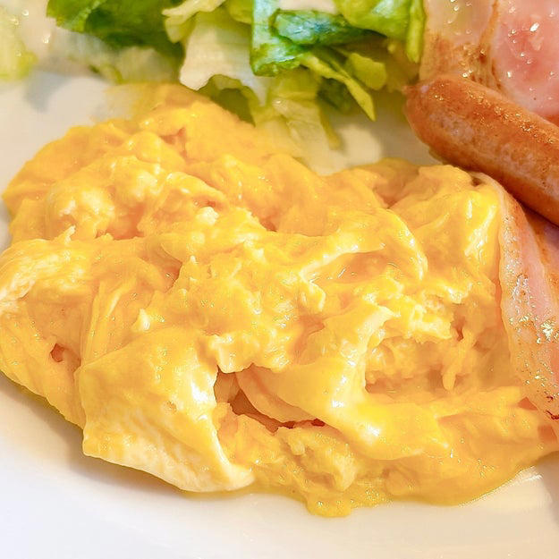 デニーズでは、ホテルの朝食みたいな「贅沢モーニング」を販売中です。, 1.「ブランチプレート」, スクランブルエッグはふわふわとした食感。, フレンチトーストは、外はさくっと、中はしっとりした食感です。, 2.「グランドスラムモーニング」, スクランブルエッグは、見た目以上に食べ応えばつぐん！, 国産小麦のパンケーキは、もちもち食感がクセになります。, 3.「サニーサイドアップモーニング」, 目玉焼きは、ホテルで提供されるような、うつくしい見た目。, グリルドチーズサンドは、バターの香りが楽しめます。