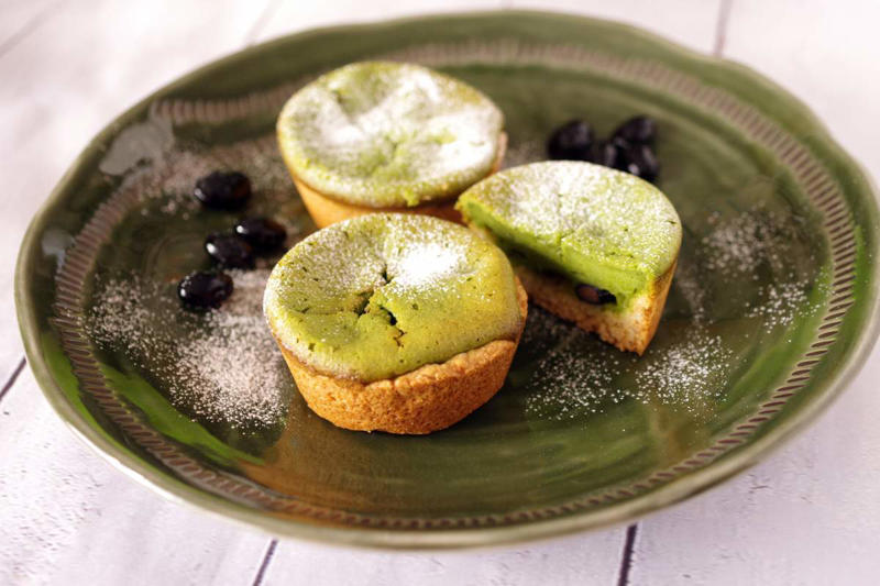 ホットケーキミックスで作る抹茶チーズタルト, タルト生地を作る, 生地をマフィン型に敷き詰める, 黒豆を入れて抹茶生地を流し入れる, ワンポイントアドバイス