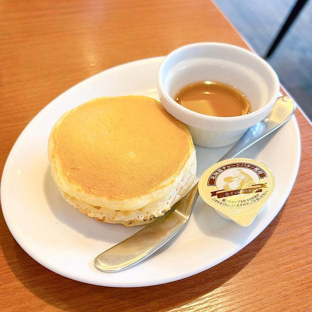 デニーズでは、ホテルの朝食みたいな「贅沢モーニング」を販売中です。, 1.「ブランチプレート」, スクランブルエッグはふわふわとした食感。, フレンチトーストは、外はさくっと、中はしっとりした食感です。, 2.「グランドスラムモーニング」, スクランブルエッグは、見た目以上に食べ応えばつぐん！, 国産小麦のパンケーキは、もちもち食感がクセになります。, 3.「サニーサイドアップモーニング」, 目玉焼きは、ホテルで提供されるような、うつくしい見た目。, グリルドチーズサンドは、バターの香りが楽しめます。
