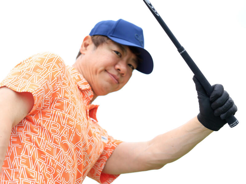 いろんな場面で便利に使えるいぶし銀のワザ, アイアンよりも深重心ＦＷより短いから簡単！, 振り幅を抑えたらゆるまないように気をつけたい, インパクトで音のイメージを口に出す, インパクトで振り幅を抑えてしっかりヒット, 注目！体の回転量はいつものどおり, 振り幅は〝コブシ〞の高さでコントロール, 腕とシャフトをやわらかく使ってタイミングをとる, クラブの重さとしなりを感じながら切り返す, インパクト後は積極的にリリースする, 【リリースのポイント】釣竿を振るように手首をやわらかく使う, トラブルショットや傾斜地では振り幅をさらに抑えて打つ, トップはコブシ４個ぶん低くフィニッシュは最後まで！, 【スイングのポイント】お腹をＵ字に動かすと軸がブレない, スタンス狭めグリップ短めでリキまずスイング！
