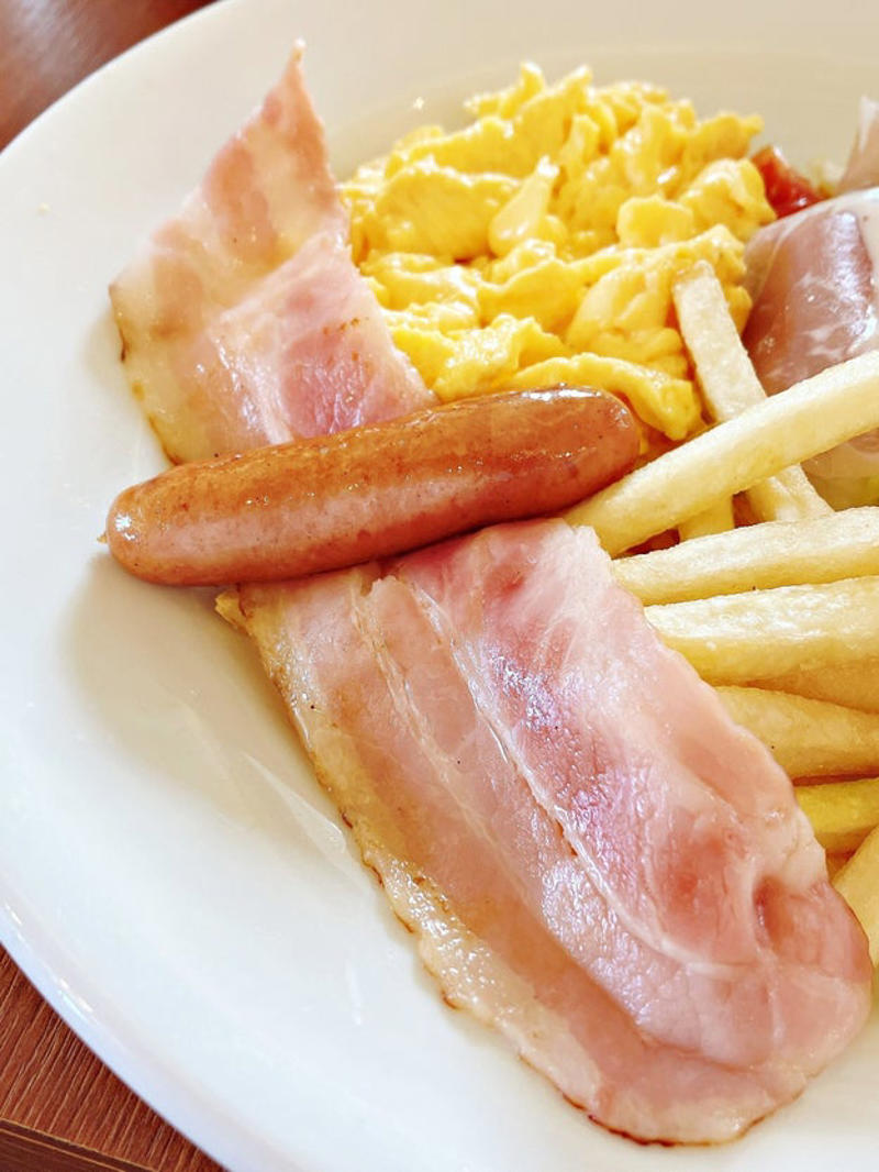 デニーズでは、ホテルの朝食みたいな「贅沢モーニング」を販売中です。, 1.「ブランチプレート」, スクランブルエッグはふわふわとした食感。, フレンチトーストは、外はさくっと、中はしっとりした食感です。, 2.「グランドスラムモーニング」, スクランブルエッグは、見た目以上に食べ応えばつぐん！, 国産小麦のパンケーキは、もちもち食感がクセになります。, 3.「サニーサイドアップモーニング」, 目玉焼きは、ホテルで提供されるような、うつくしい見た目。, グリルドチーズサンドは、バターの香りが楽しめます。