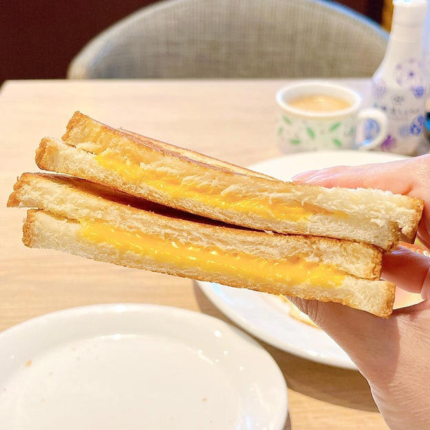 デニーズでは、ホテルの朝食みたいな「贅沢モーニング」を販売中です。, 1.「ブランチプレート」, スクランブルエッグはふわふわとした食感。, フレンチトーストは、外はさくっと、中はしっとりした食感です。, 2.「グランドスラムモーニング」, スクランブルエッグは、見た目以上に食べ応えばつぐん！, 国産小麦のパンケーキは、もちもち食感がクセになります。, 3.「サニーサイドアップモーニング」, 目玉焼きは、ホテルで提供されるような、うつくしい見た目。, グリルドチーズサンドは、バターの香りが楽しめます。