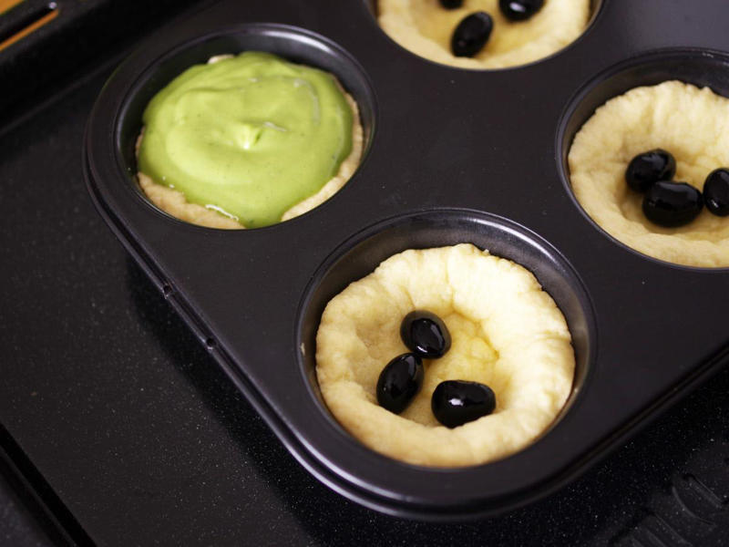 ホットケーキミックスで作る抹茶チーズタルト, タルト生地を作る, 生地をマフィン型に敷き詰める, 黒豆を入れて抹茶生地を流し入れる, ワンポイントアドバイス