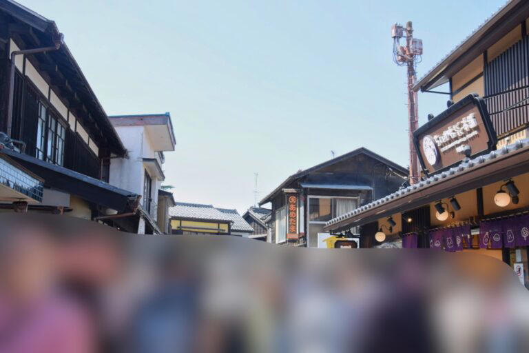 空いっぱいに泳ぐ美しい鯉のぼりたち, 食べ歩きのスタートはここから！「小江戸 桜」, 埼玉名物「みそポテト」で小腹満たし, レトロな空気漂う「菓子屋横丁」へ, 老舗和菓子店でひと休み「亀屋 菓子屋横丁店」, ここでしか味わえない限定の一品, 懐かしさ感じる昔ながらのたい焼き「かわしま屋」, 外カリッ、中とろ〜りの贅沢食感, 見ているだけで楽しいカラフルな飴の世界「玉力製菓」, 子どもが夢中になる可愛いごほうび, 春の川越で、心ほどけるひとときを