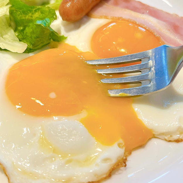 デニーズでは、ホテルの朝食みたいな「贅沢モーニング」を販売中です。, 1.「ブランチプレート」, スクランブルエッグはふわふわとした食感。, フレンチトーストは、外はさくっと、中はしっとりした食感です。, 2.「グランドスラムモーニング」, スクランブルエッグは、見た目以上に食べ応えばつぐん！, 国産小麦のパンケーキは、もちもち食感がクセになります。, 3.「サニーサイドアップモーニング」, 目玉焼きは、ホテルで提供されるような、うつくしい見た目。, グリルドチーズサンドは、バターの香りが楽しめます。