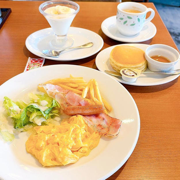 デニーズでは、ホテルの朝食みたいな「贅沢モーニング」を販売中です。, 1.「ブランチプレート」, スクランブルエッグはふわふわとした食感。, フレンチトーストは、外はさくっと、中はしっとりした食感です。, 2.「グランドスラムモーニング」, スクランブルエッグは、見た目以上に食べ応えばつぐん！, 国産小麦のパンケーキは、もちもち食感がクセになります。, 3.「サニーサイドアップモーニング」, 目玉焼きは、ホテルで提供されるような、うつくしい見た目。, グリルドチーズサンドは、バターの香りが楽しめます。