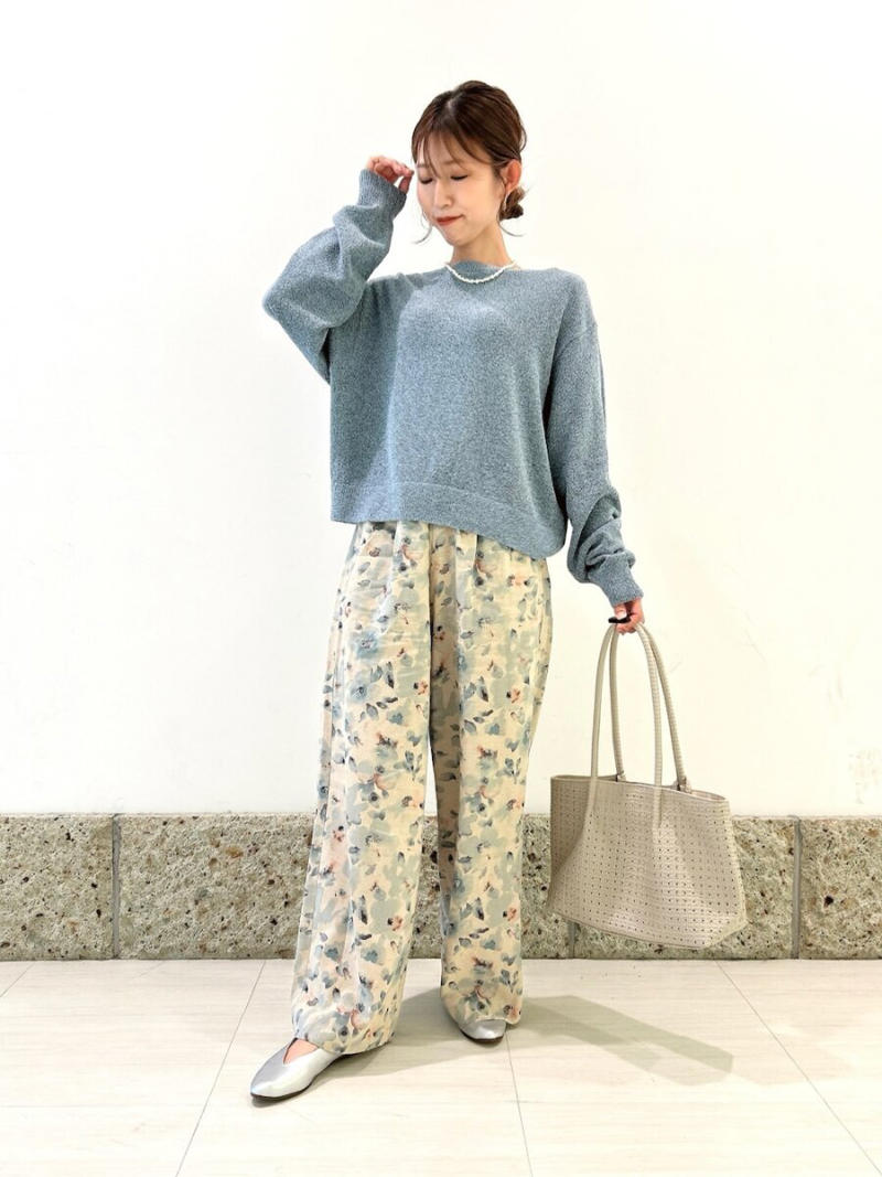 ブルーニット×デニムでつくる爽やかワントーンコーデ, くすみブルーで叶える♡上品フェミニンコーデ, 鮮やかブルーニットでつくるモードな大人スタイル, 透け感ニットでつくるきれいめ通勤コーデ, 肩掛けニットでこなれる大人カジュアル