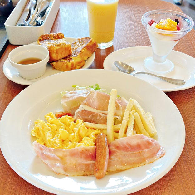 デニーズでは、ホテルの朝食みたいな「贅沢モーニング」を販売中です。, 1.「ブランチプレート」, スクランブルエッグはふわふわとした食感。, フレンチトーストは、外はさくっと、中はしっとりした食感です。, 2.「グランドスラムモーニング」, スクランブルエッグは、見た目以上に食べ応えばつぐん！, 国産小麦のパンケーキは、もちもち食感がクセになります。, 3.「サニーサイドアップモーニング」, 目玉焼きは、ホテルで提供されるような、うつくしい見た目。, グリルドチーズサンドは、バターの香りが楽しめます。