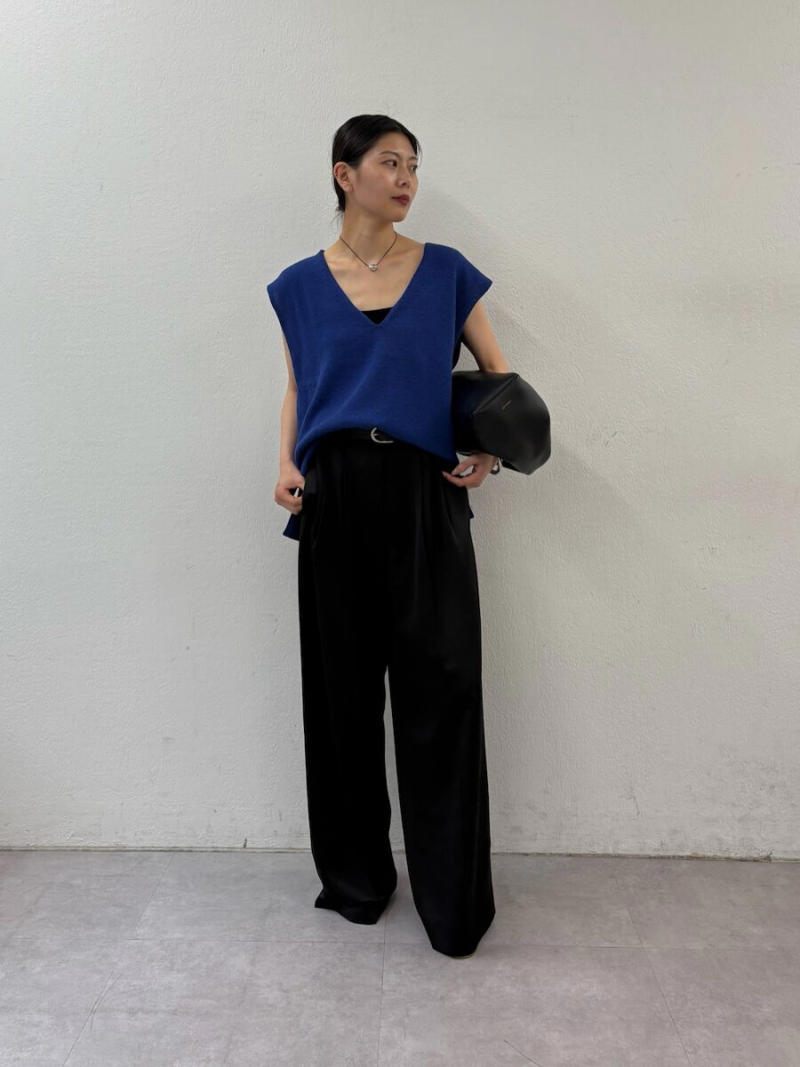 ブルーニット×デニムでつくる爽やかワントーンコーデ, くすみブルーで叶える♡上品フェミニンコーデ, 鮮やかブルーニットでつくるモードな大人スタイル, 透け感ニットでつくるきれいめ通勤コーデ, 肩掛けニットでこなれる大人カジュアル