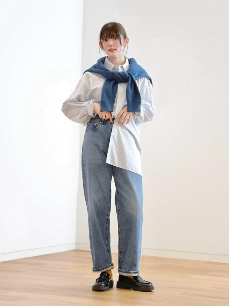 ブルーニット×デニムでつくる爽やかワントーンコーデ, くすみブルーで叶える♡上品フェミニンコーデ, 鮮やかブルーニットでつくるモードな大人スタイル, 透け感ニットでつくるきれいめ通勤コーデ, 肩掛けニットでこなれる大人カジュアル