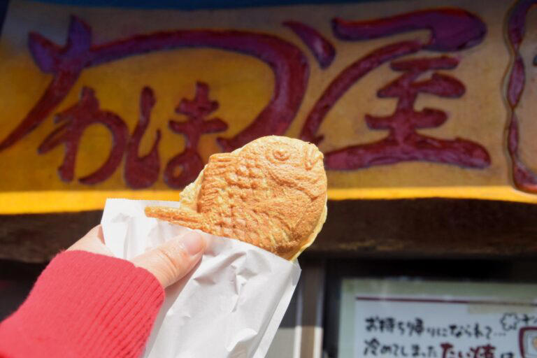 空いっぱいに泳ぐ美しい鯉のぼりたち, 食べ歩きのスタートはここから！「小江戸 桜」, 埼玉名物「みそポテト」で小腹満たし, レトロな空気漂う「菓子屋横丁」へ, 老舗和菓子店でひと休み「亀屋 菓子屋横丁店」, ここでしか味わえない限定の一品, 懐かしさ感じる昔ながらのたい焼き「かわしま屋」, 外カリッ、中とろ〜りの贅沢食感, 見ているだけで楽しいカラフルな飴の世界「玉力製菓」, 子どもが夢中になる可愛いごほうび, 春の川越で、心ほどけるひとときを