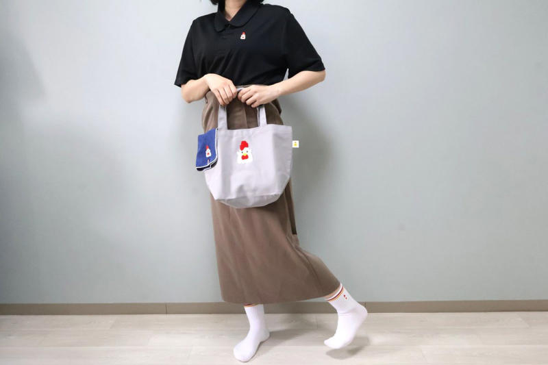 【知ってた？】からあげクンは“妖精”！誕生から40年の歴史を振り返る, 日本のコンビニで初めてフライヤーを導入したローソン, これまで発売したフレーバー数は驚異の430種類以上！, 【驚愕の裏話】からあげクン40年の中で「1番売れなかった味」とは？, 【実食レポ】ちょっと攻めてる！40周年記念のからあげクン新作3種, 【ど真ん中の美味さ】からあげクン ブラックペッパー味, 【1粒で5つの味!?】でからあげクン 夢のMIX味, 【サクッじゅわ～】サクッと！からあげクン, 可愛すぎて悶絶！全身揃えたい「からあげクンのアパレルグッズ」, 機能性も抜群！からあげクンミニタオル, 謎のキャラも登場!? からあげクンランチトートバッグ, コーデのアクセントに！からあげクン靴下, さりげなさが最高！からあげクンポロシャツ