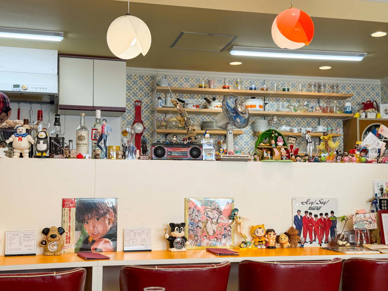 扉を開けると、そこはタイムスリップ！ 遊び心満載のレトロポップな空間, これぞ喫茶店の王道メニュー！ むっちり固めプリンとクリームソーダ, 隠し味はバニラアイス!? マスターのこだわりが光る絶品ミックスジュース, レトロかわいいオリジナルグッズやこだわりのコーヒー豆も！