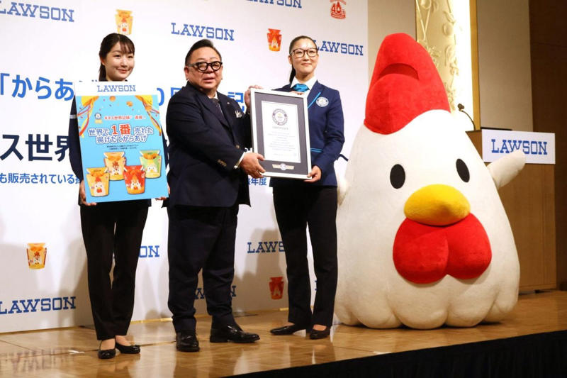 【知ってた？】からあげクンは“妖精”！誕生から40年の歴史を振り返る, 日本のコンビニで初めてフライヤーを導入したローソン, これまで発売したフレーバー数は驚異の430種類以上！, 【驚愕の裏話】からあげクン40年の中で「1番売れなかった味」とは？, 【実食レポ】ちょっと攻めてる！40周年記念のからあげクン新作3種, 【ど真ん中の美味さ】からあげクン ブラックペッパー味, 【1粒で5つの味!?】でからあげクン 夢のMIX味, 【サクッじゅわ～】サクッと！からあげクン, 可愛すぎて悶絶！全身揃えたい「からあげクンのアパレルグッズ」, 機能性も抜群！からあげクンミニタオル, 謎のキャラも登場!? からあげクンランチトートバッグ, コーデのアクセントに！からあげクン靴下, さりげなさが最高！からあげクンポロシャツ