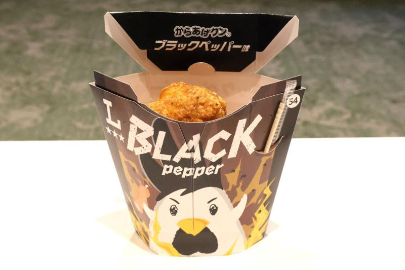 【知ってた？】からあげクンは“妖精”！誕生から40年の歴史を振り返る, 日本のコンビニで初めてフライヤーを導入したローソン, これまで発売したフレーバー数は驚異の430種類以上！, 【驚愕の裏話】からあげクン40年の中で「1番売れなかった味」とは？, 【実食レポ】ちょっと攻めてる！40周年記念のからあげクン新作3種, 【ど真ん中の美味さ】からあげクン ブラックペッパー味, 【1粒で5つの味!?】でからあげクン 夢のMIX味, 【サクッじゅわ～】サクッと！からあげクン, 可愛すぎて悶絶！全身揃えたい「からあげクンのアパレルグッズ」, 機能性も抜群！からあげクンミニタオル, 謎のキャラも登場!? からあげクンランチトートバッグ, コーデのアクセントに！からあげクン靴下, さりげなさが最高！からあげクンポロシャツ