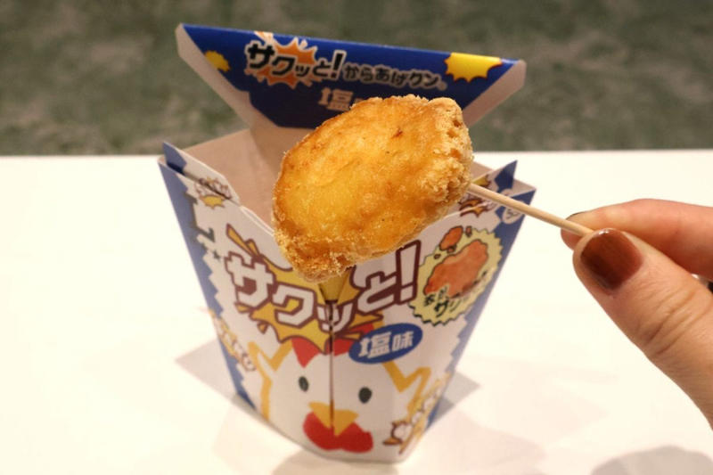 【知ってた？】からあげクンは“妖精”！誕生から40年の歴史を振り返る, 日本のコンビニで初めてフライヤーを導入したローソン, これまで発売したフレーバー数は驚異の430種類以上！, 【驚愕の裏話】からあげクン40年の中で「1番売れなかった味」とは？, 【実食レポ】ちょっと攻めてる！40周年記念のからあげクン新作3種, 【ど真ん中の美味さ】からあげクン ブラックペッパー味, 【1粒で5つの味!?】でからあげクン 夢のMIX味, 【サクッじゅわ～】サクッと！からあげクン, 可愛すぎて悶絶！全身揃えたい「からあげクンのアパレルグッズ」, 機能性も抜群！からあげクンミニタオル, 謎のキャラも登場!? からあげクンランチトートバッグ, コーデのアクセントに！からあげクン靴下, さりげなさが最高！からあげクンポロシャツ