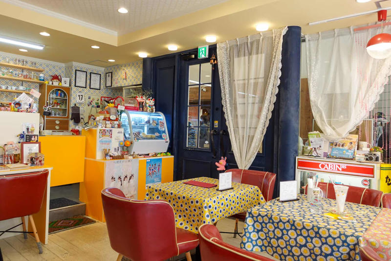 扉を開けると、そこはタイムスリップ！ 遊び心満載のレトロポップな空間, これぞ喫茶店の王道メニュー！ むっちり固めプリンとクリームソーダ, 隠し味はバニラアイス!? マスターのこだわりが光る絶品ミックスジュース, レトロかわいいオリジナルグッズやこだわりのコーヒー豆も！