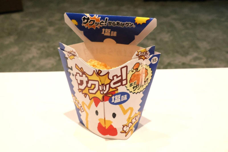 【知ってた？】からあげクンは“妖精”！誕生から40年の歴史を振り返る, 日本のコンビニで初めてフライヤーを導入したローソン, これまで発売したフレーバー数は驚異の430種類以上！, 【驚愕の裏話】からあげクン40年の中で「1番売れなかった味」とは？, 【実食レポ】ちょっと攻めてる！40周年記念のからあげクン新作3種, 【ど真ん中の美味さ】からあげクン ブラックペッパー味, 【1粒で5つの味!?】でからあげクン 夢のMIX味, 【サクッじゅわ～】サクッと！からあげクン, 可愛すぎて悶絶！全身揃えたい「からあげクンのアパレルグッズ」, 機能性も抜群！からあげクンミニタオル, 謎のキャラも登場!? からあげクンランチトートバッグ, コーデのアクセントに！からあげクン靴下, さりげなさが最高！からあげクンポロシャツ