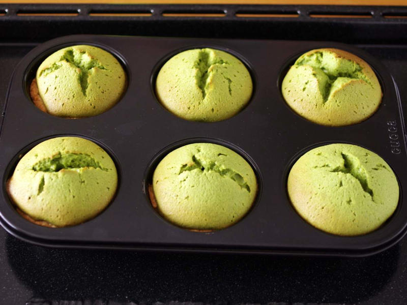 ホットケーキミックスで作る抹茶チーズタルト, タルト生地を作る, 生地をマフィン型に敷き詰める, 黒豆を入れて抹茶生地を流し入れる, ワンポイントアドバイス