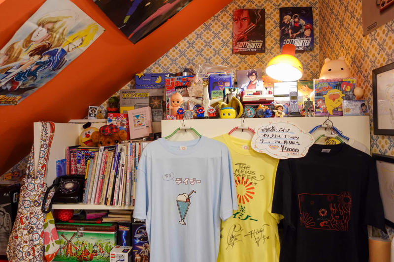 扉を開けると、そこはタイムスリップ！ 遊び心満載のレトロポップな空間, これぞ喫茶店の王道メニュー！ むっちり固めプリンとクリームソーダ, 隠し味はバニラアイス!? マスターのこだわりが光る絶品ミックスジュース, レトロかわいいオリジナルグッズやこだわりのコーヒー豆も！