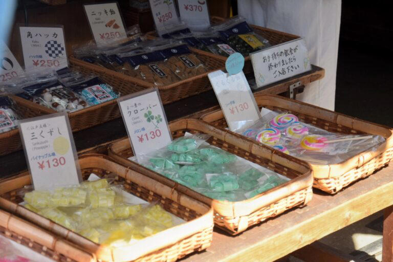 空いっぱいに泳ぐ美しい鯉のぼりたち, 食べ歩きのスタートはここから！「小江戸 桜」, 埼玉名物「みそポテト」で小腹満たし, レトロな空気漂う「菓子屋横丁」へ, 老舗和菓子店でひと休み「亀屋 菓子屋横丁店」, ここでしか味わえない限定の一品, 懐かしさ感じる昔ながらのたい焼き「かわしま屋」, 外カリッ、中とろ〜りの贅沢食感, 見ているだけで楽しいカラフルな飴の世界「玉力製菓」, 子どもが夢中になる可愛いごほうび, 春の川越で、心ほどけるひとときを