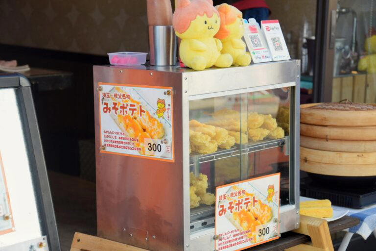 空いっぱいに泳ぐ美しい鯉のぼりたち, 食べ歩きのスタートはここから！「小江戸 桜」, 埼玉名物「みそポテト」で小腹満たし, レトロな空気漂う「菓子屋横丁」へ, 老舗和菓子店でひと休み「亀屋 菓子屋横丁店」, ここでしか味わえない限定の一品, 懐かしさ感じる昔ながらのたい焼き「かわしま屋」, 外カリッ、中とろ〜りの贅沢食感, 見ているだけで楽しいカラフルな飴の世界「玉力製菓」, 子どもが夢中になる可愛いごほうび, 春の川越で、心ほどけるひとときを
