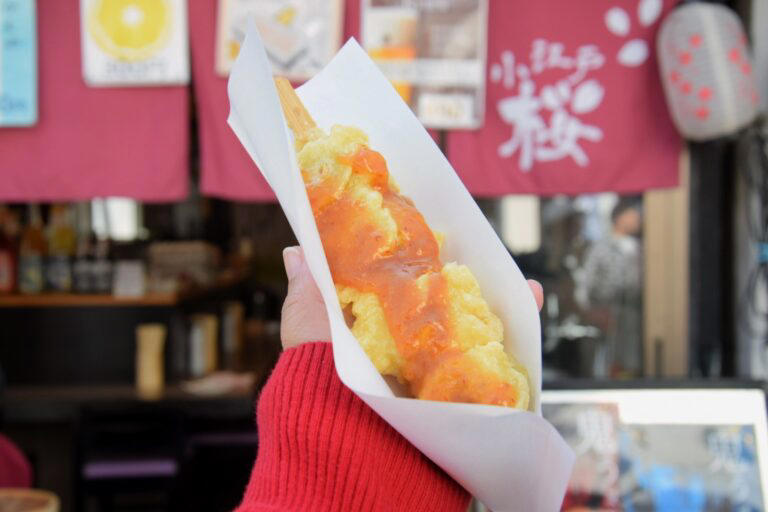 空いっぱいに泳ぐ美しい鯉のぼりたち, 食べ歩きのスタートはここから！「小江戸 桜」, 埼玉名物「みそポテト」で小腹満たし, レトロな空気漂う「菓子屋横丁」へ, 老舗和菓子店でひと休み「亀屋 菓子屋横丁店」, ここでしか味わえない限定の一品, 懐かしさ感じる昔ながらのたい焼き「かわしま屋」, 外カリッ、中とろ〜りの贅沢食感, 見ているだけで楽しいカラフルな飴の世界「玉力製菓」, 子どもが夢中になる可愛いごほうび, 春の川越で、心ほどけるひとときを