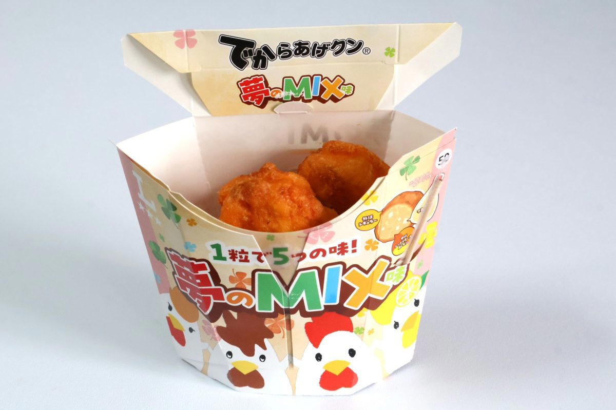 【知ってた？】からあげクンは“妖精”！誕生から40年の歴史を振り返る, 日本のコンビニで初めてフライヤーを導入したローソン, これまで発売したフレーバー数は驚異の430種類以上！, 【驚愕の裏話】からあげクン40年の中で「1番売れなかった味」とは？, 【実食レポ】ちょっと攻めてる！40周年記念のからあげクン新作3種, 【ど真ん中の美味さ】からあげクン ブラックペッパー味, 【1粒で5つの味!?】でからあげクン 夢のMIX味, 【サクッじゅわ～】サクッと！からあげクン, 可愛すぎて悶絶！全身揃えたい「からあげクンのアパレルグッズ」, 機能性も抜群！からあげクンミニタオル, 謎のキャラも登場!? からあげクンランチトートバッグ, コーデのアクセントに！からあげクン靴下, さりげなさが最高！からあげクンポロシャツ