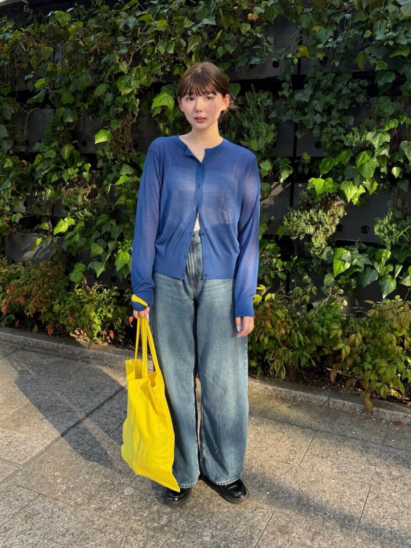 ブルーニット×デニムでつくる爽やかワントーンコーデ, くすみブルーで叶える♡上品フェミニンコーデ, 鮮やかブルーニットでつくるモードな大人スタイル, 透け感ニットでつくるきれいめ通勤コーデ, 肩掛けニットでこなれる大人カジュアル