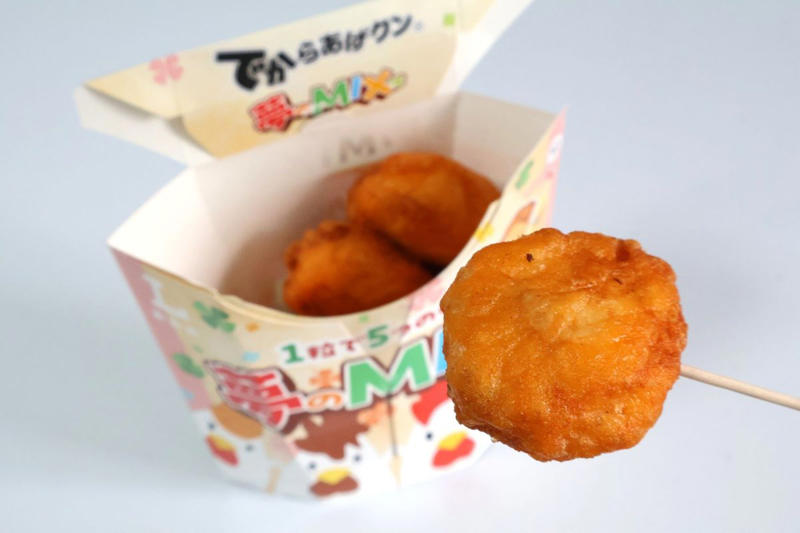 【知ってた？】からあげクンは“妖精”！誕生から40年の歴史を振り返る, 日本のコンビニで初めてフライヤーを導入したローソン, これまで発売したフレーバー数は驚異の430種類以上！, 【驚愕の裏話】からあげクン40年の中で「1番売れなかった味」とは？, 【実食レポ】ちょっと攻めてる！40周年記念のからあげクン新作3種, 【ど真ん中の美味さ】からあげクン ブラックペッパー味, 【1粒で5つの味!?】でからあげクン 夢のMIX味, 【サクッじゅわ～】サクッと！からあげクン, 可愛すぎて悶絶！全身揃えたい「からあげクンのアパレルグッズ」, 機能性も抜群！からあげクンミニタオル, 謎のキャラも登場!? からあげクンランチトートバッグ, コーデのアクセントに！からあげクン靴下, さりげなさが最高！からあげクンポロシャツ