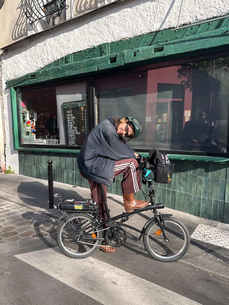 カルロタ・ピタルチ／コンテンツクリエイター, Q. 普段どんなときに自転車を使う？, Q. 自転車に乗る時のファッションは？, Q. 愛用自転車について教えて！, Q. 自転車に乗るようになってライフスタイルはどう変わった？, ローズ・ケリー・ラナリヴェロ／モデル兼陶芸家, Q. 普段どんなときに自転車を使う？, Q. 自転車に乗る時のファッションは？, Q. 愛用自転車について教えて！, Q. 自転車に乗るようになってライフスタイルはどう変わった？, ルビ・ピジョン／アップサイクリング デザイナー、アーティスティック ディレクター, Q. 普段どんなときに自転車を使う？, Q. 自転車に乗る時のファッションは？, Q. 愛用自転車について教えて！, Q. 自転車に乗るようになってライフスタイルはどう変わった？, セルマ・カシ／コンテンツクリエイター, Q. 普段どんなときに自転車を使う？, Q. 自転車に乗る時のファッションは？, Q. 愛用自転車について教えて！, Q. 自転車に乗るようになってライフスタイルはどう変わった？, アリス・メッジュ／アートディレクター、クリエイティブプロデューサー, Q. 普段どんなときに自転車を使う？, Q. 自転車に乗る時のファッションは？, Q. 愛用自転車について教えて！, Q. 自転車に乗るようになってライフスタイルはどう変わった？, クレメンス・ロペス／コンテンツクリエイター, Q. 普段どんなときに自転車を使う？, Q. 自転車に乗る時のファッションは？, Q. 愛用自転車について教えて！, Q. 自転車に乗るようになってライフスタイルはどう変わった？, サラ・アーチャース／キャスティング ディレクター, Q. 普段どんなときに自転車を使う？, Q. 自転車に乗る時のファッションは？, Q. 愛用自転車について教えて！, Q. 自転車に乗るようになってライフスタイルはどう変わった？, ルーシー・ピレス／グラフィックデザイナー, Q. 普段どんなときに自転車を使う？, Q. 自転車に乗る時のファッションは？, Q. 愛用自転車について教えて！, Q. 自転車に乗るようになってライフスタイルはどう変わった？, マリーエル・アオン／コンテンツクリエイター, Q. 普段どんなときに自転車を使う？, Q. 自転車に乗る時のファッションは？, Q. 愛用自転車について教えて！, Q. 自転車に乗るようになってライフスタイルはどう変わった？