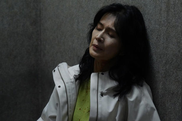 “夫婦同部署”はご法度…刑事であり続けるための秘密の同居生活, 元担任教師が起こしたトラブルと、誠が抱える5年前の未解決事件, “お祝い”という言葉の違和感…誠と明日香の刑事の勘が警鐘を鳴らす, 取調室での対峙　“お祝い”の言葉に隠された真実, 佐藤二朗＆橋本愛の夫婦関係に「パワーバランスが絶妙」「おもしろすぎ」と称賛の声