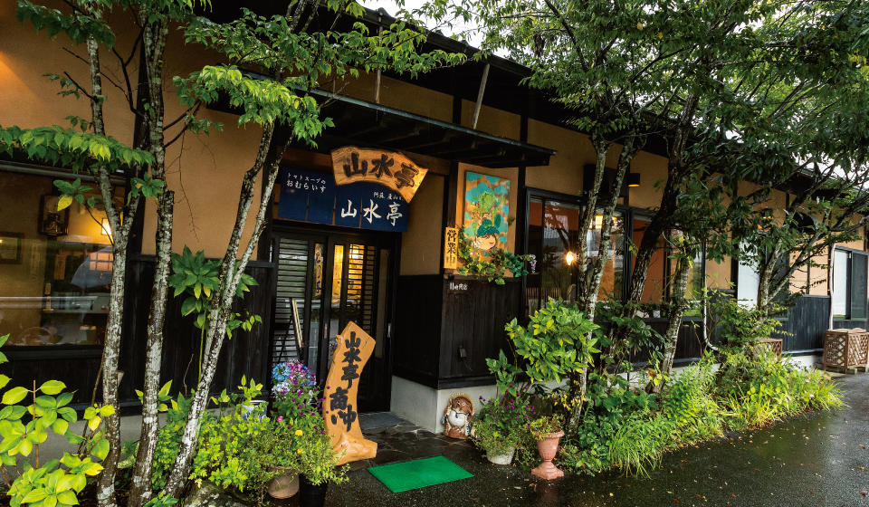 chang-PLANT“オープン20年の「バイクのあるカレー屋」”, あそら食堂“ヘルシーなメニューが並ぶ朝練ライダー人気のカフェ”, カツカレー専門店Bath“内牧温泉でいただく本格カツカレー！”, 山水亭“ライダーに愛される産山村の絶品料理”
