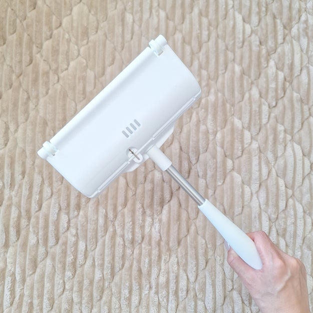 TVで紹介された、ダイソーの掃除グッズがかなり便利でした！, ケースの付け外しがいらない粘着クリーナー。, 手に取って、そのままコロコロできます。, ロールの交換時は、ちょっと力が必要です。, 収納場所を選ばないところも、使い勝手が良い！, 家中に置いておきたいくらい、優秀なアイテムです。